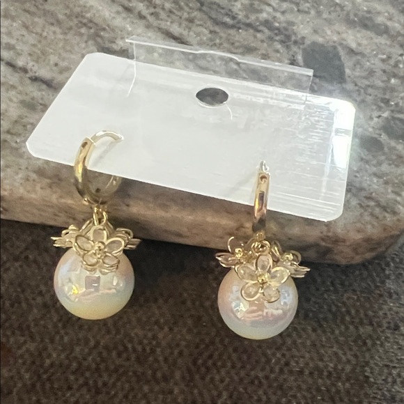 small Gold tone and iridescent Pearl earrings - Picture 4 of 4
